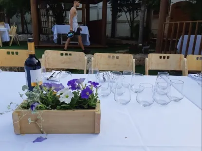 אדנית לקישוט שולחנות באירוע מתאימה לעד 4 כוסיות של צמחים המלאי אזל